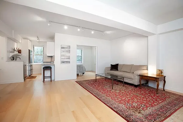 Rented by AVENUE 8 INC | media 2