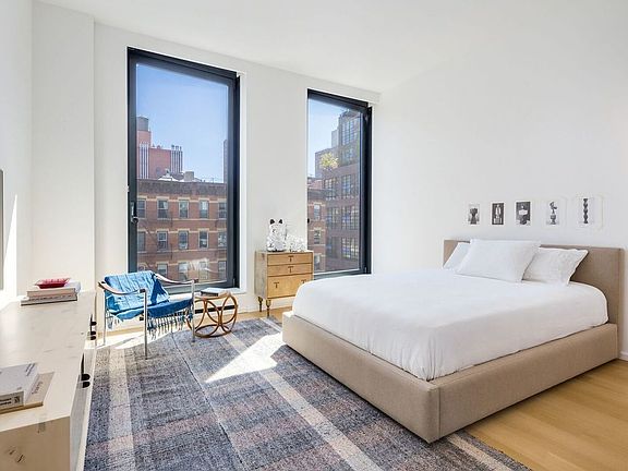 4th image of 505 W 19th St APT 4D