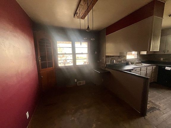 4th image of 1919 Logan St