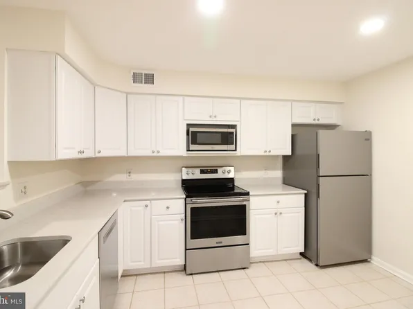2233 Lovedale Ln APT B, Reston, VA 20191