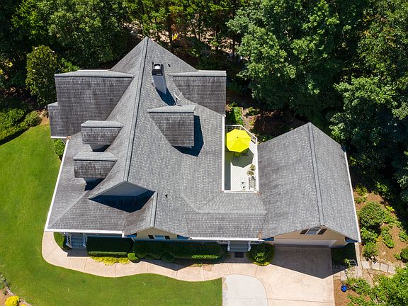 Look at that courtyard!