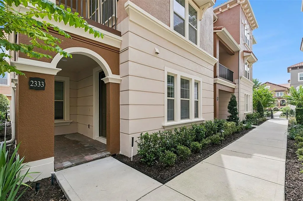 4 bed, 3.5 bath, 2516 sqft, $3,300 — Photo 2
