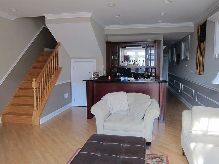910 W Barry Ave #1 — Photo 2