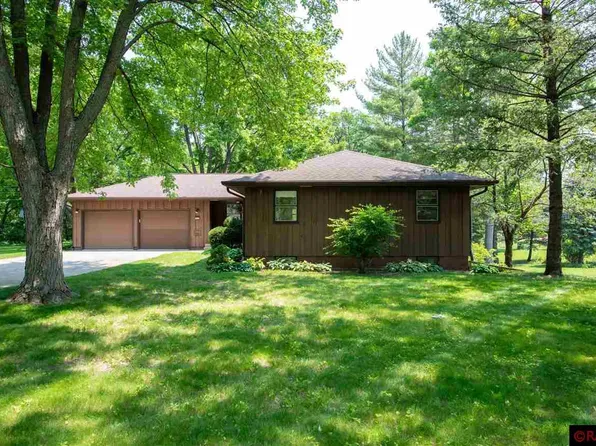 2022 Roe Crest Dr, North Mankato, MN 56003