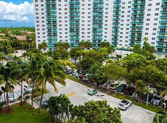 4th image of 19390 Collins Ave APT 121