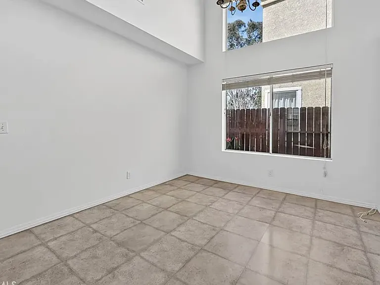 818 Amber Oaks Cir — Photo 4
