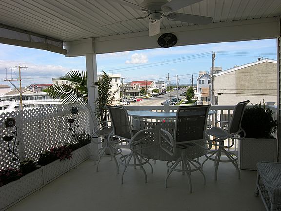 Bottom deck with view