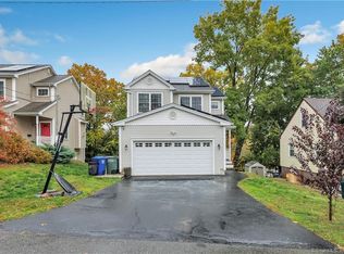 120 Hillcrest Rd, Bridgeport, CT 06606