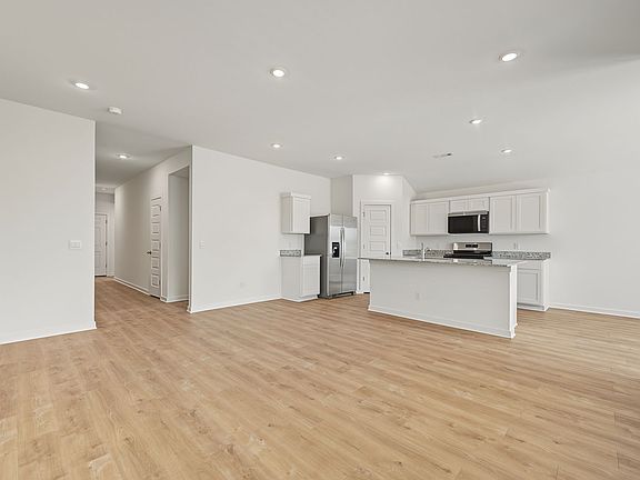 5th image of 560 Riggs St