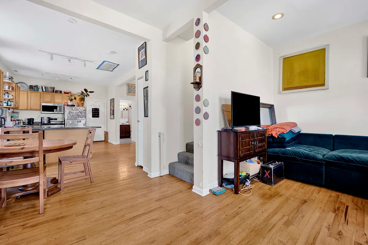 Building Photo - 1903 W Dickens Ave #3F
