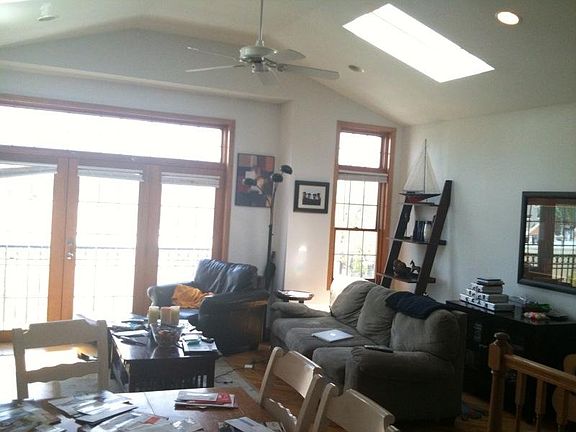 4th image of 1103 W Cornelia Ave #3R