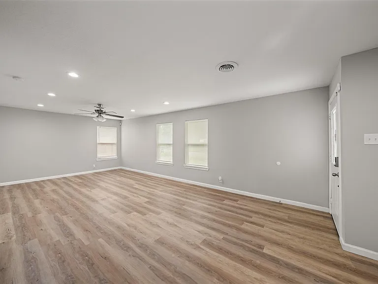 5755 Belvedere St — Photo 11