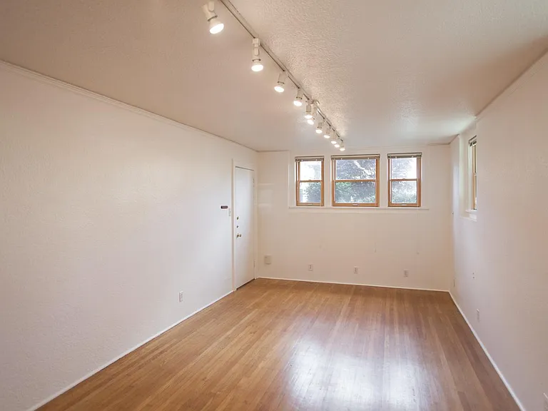 711 10th Ave E #B — Photo 1