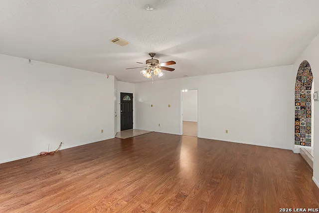 3 bed, 2.0 bath, 1863 sqft, $1,800 — Photo 4