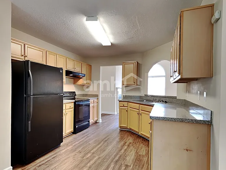 5745 Newnan Cir — Photo 3