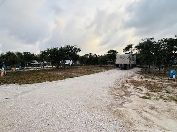 1403 Dallas St, Rockport, TX 78382