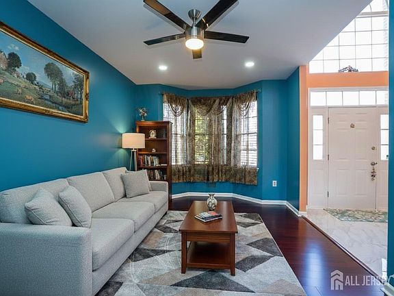 3rd image of 44 Lexington Rd