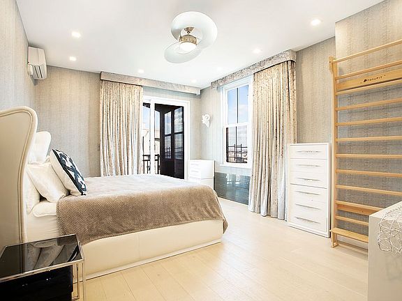 4th image of 60 Oceana Dr W #Ph2d
