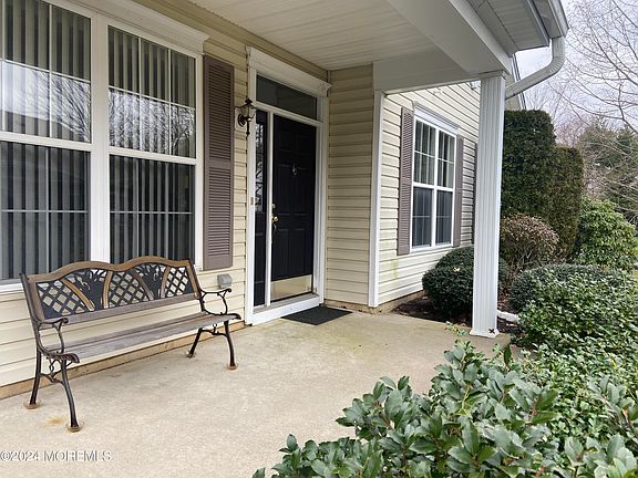 3rd image of 10 Golden Willows Avenue