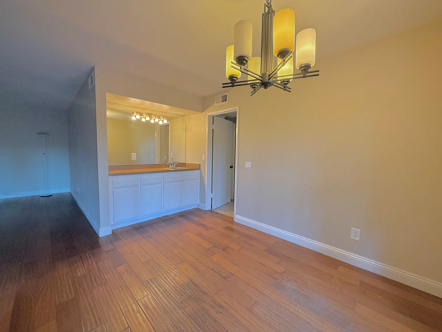 2 bed, 1350 sqft, $2,900 — Photo 2