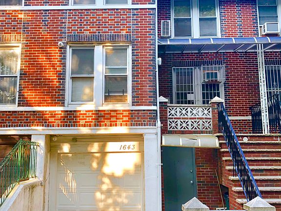 1 Car Garage / Walk in Level