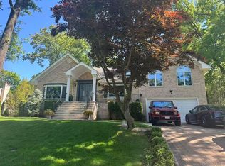 44 Old Field Ln, Great Neck, NY 11020