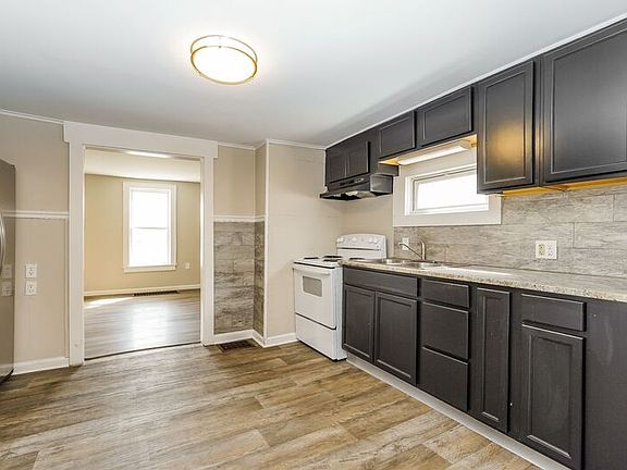 5th image of 833 Clarendon Ave