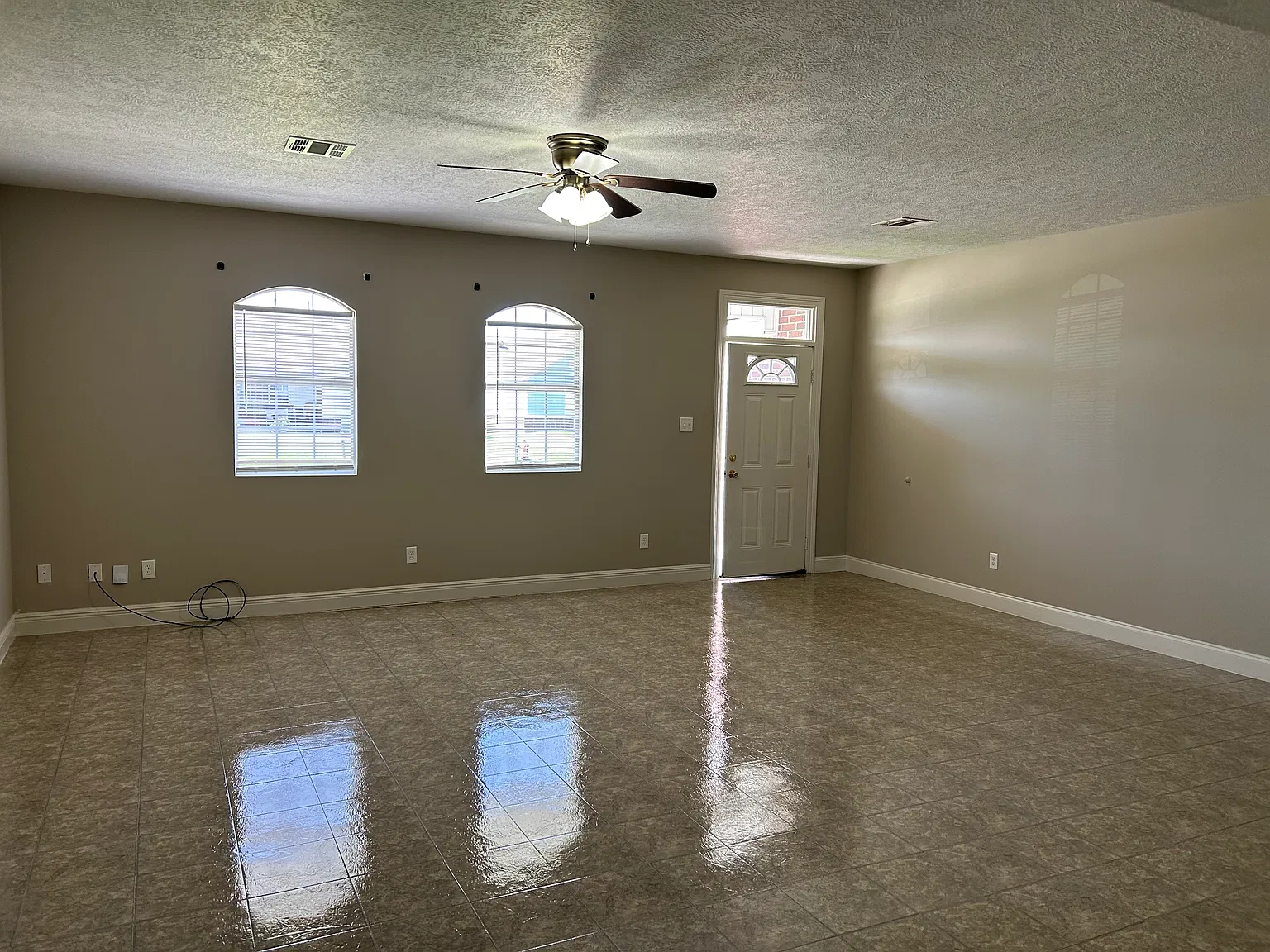 3 bed, 1800 sqft, $1,400 — Photo 2