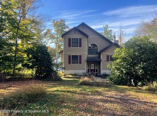 111 E Island Ln, Lake Ariel, PA 18436