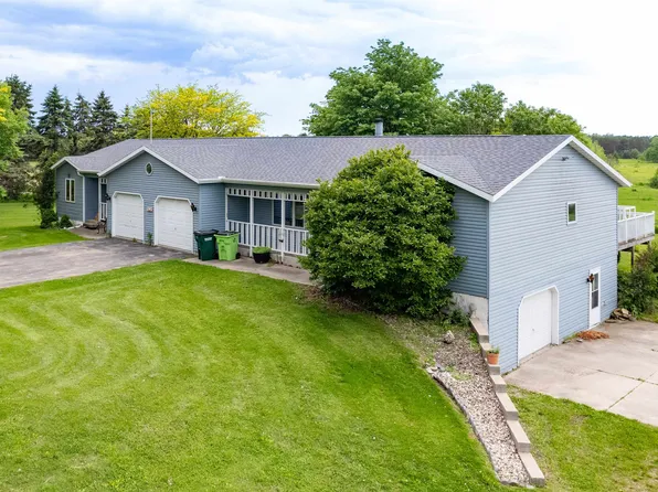 N3879 Jennings Rd, New London, WI 54961