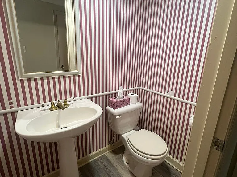 215 York Dr — Photo 17