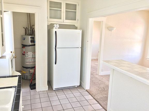 comes with a refrig & stove...