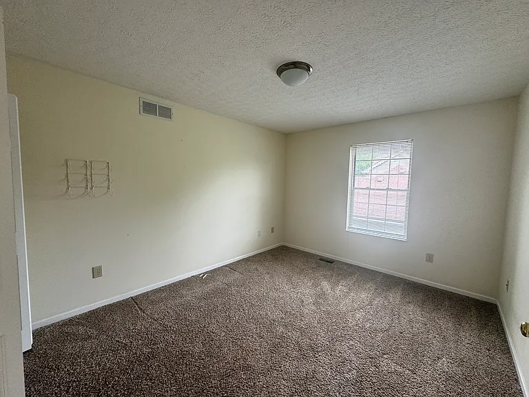 5698 Grantham Ln — Photo 4