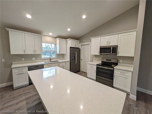 2nd image of 3237 Popinjay Ave