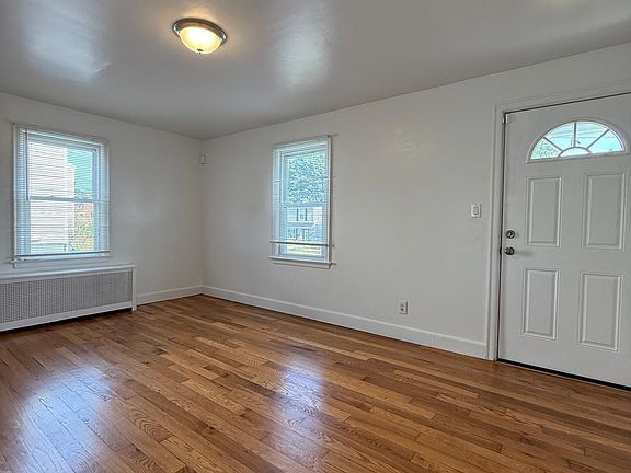 5th image of 548 Queen St
