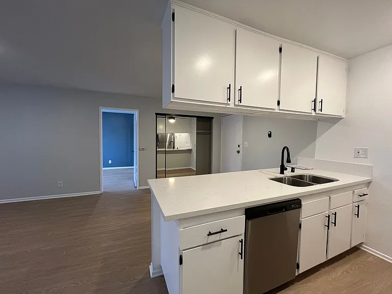 951 S. Oxford Ave. — Photo 105