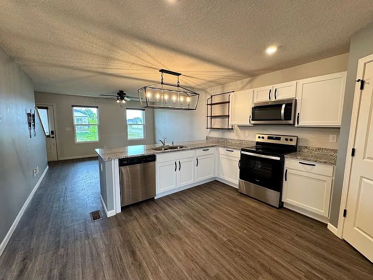 1610 Westport Dr — Photo 8