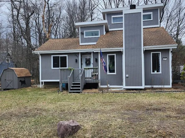 790 Country Place Dr, Tobyhanna, PA 18466