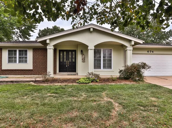 674 Cedar Run Dr, Ballwin, MO 63021