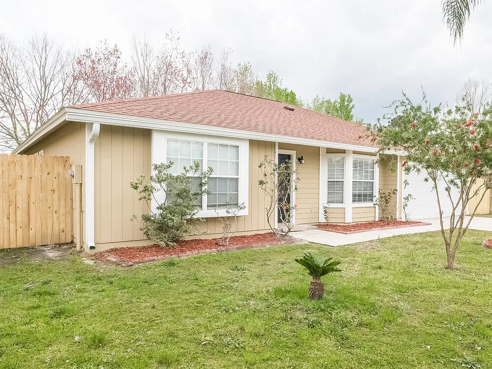 3 bed, 2.0 bath, 1627 sqft, $2,200 — Photo 2