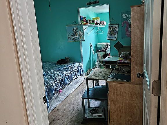 3rd image of 944 Whitelaw Ave