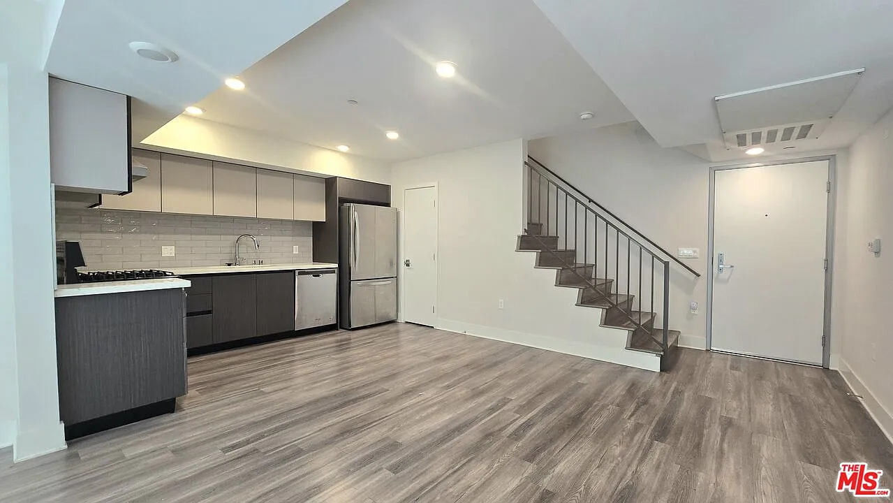 3 bed, 3.0 bath, 1625 sqft, $4,250 — Photo 1