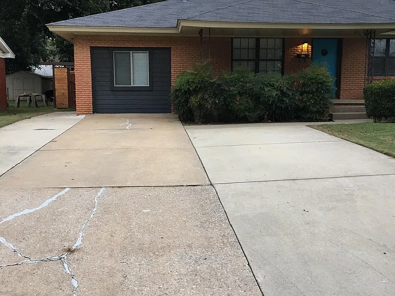 1407 Lindale Ave — Photo 2