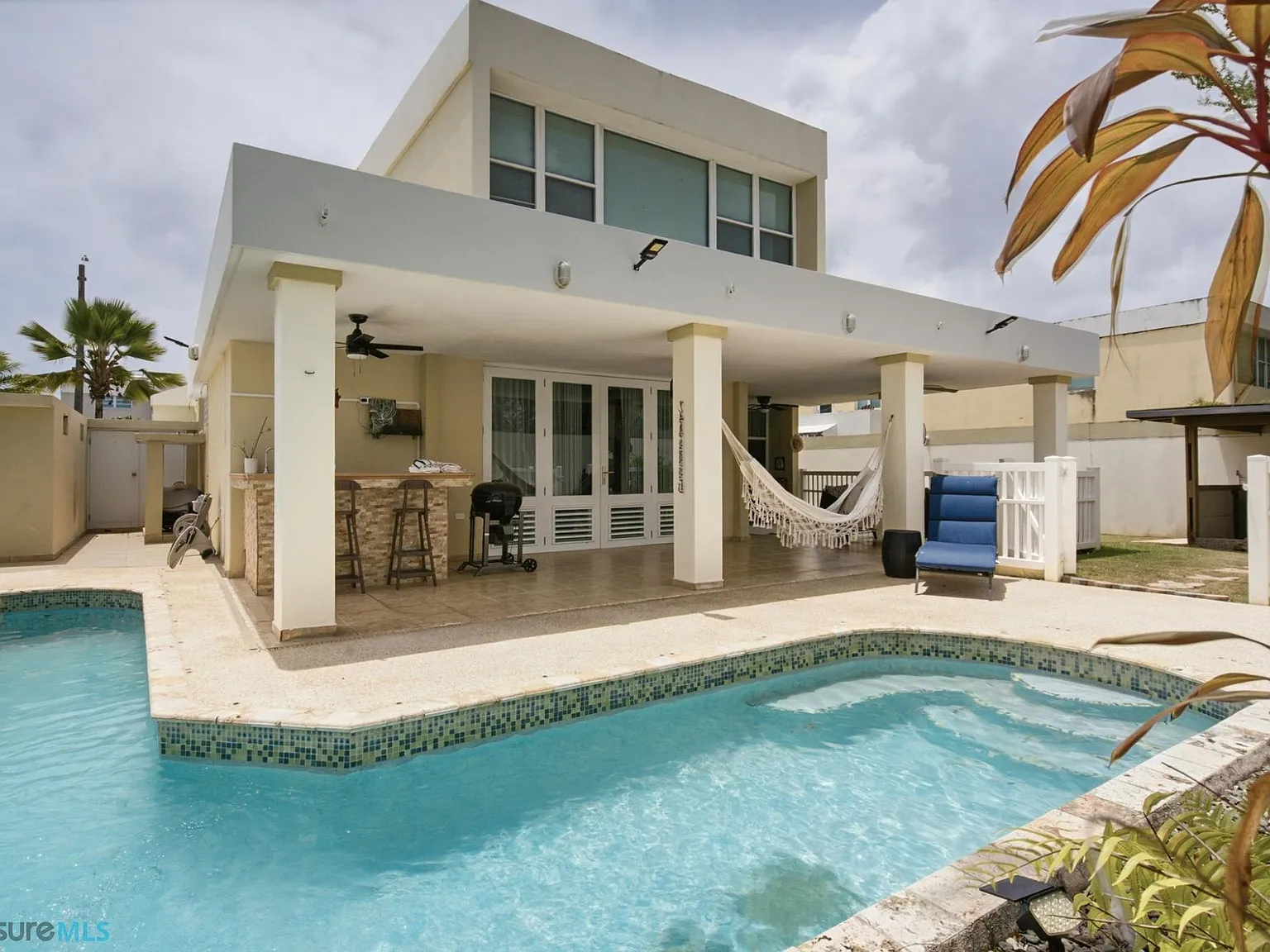 4 bed, 3.5 bath, 4000 sqft, $4,100 — Photo 1