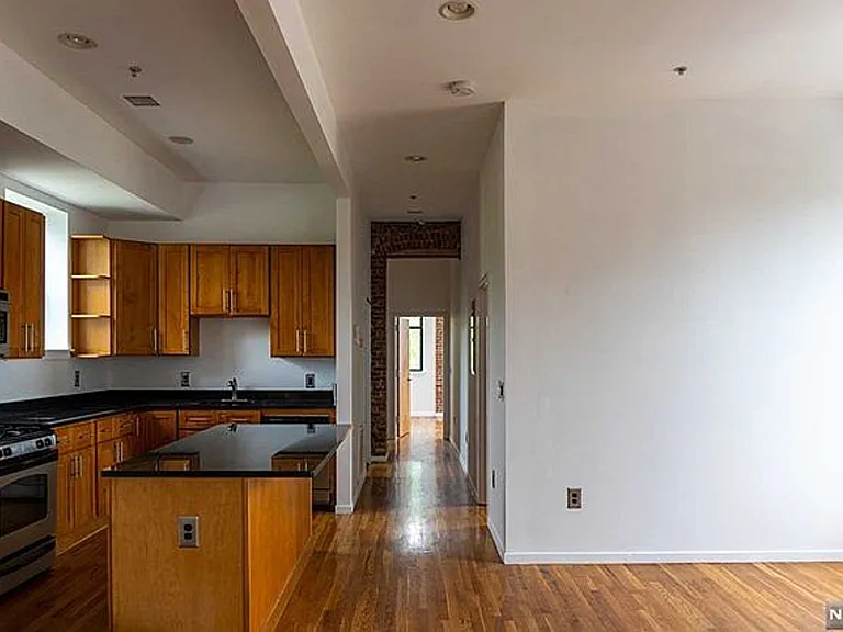 402 Broad St — Photo 7