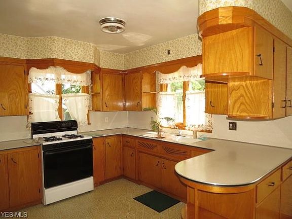 3rd image of 700 W 21st St