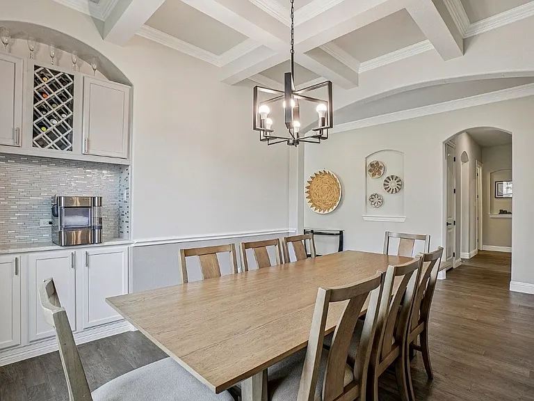 Dining room with butlers pantry/bar