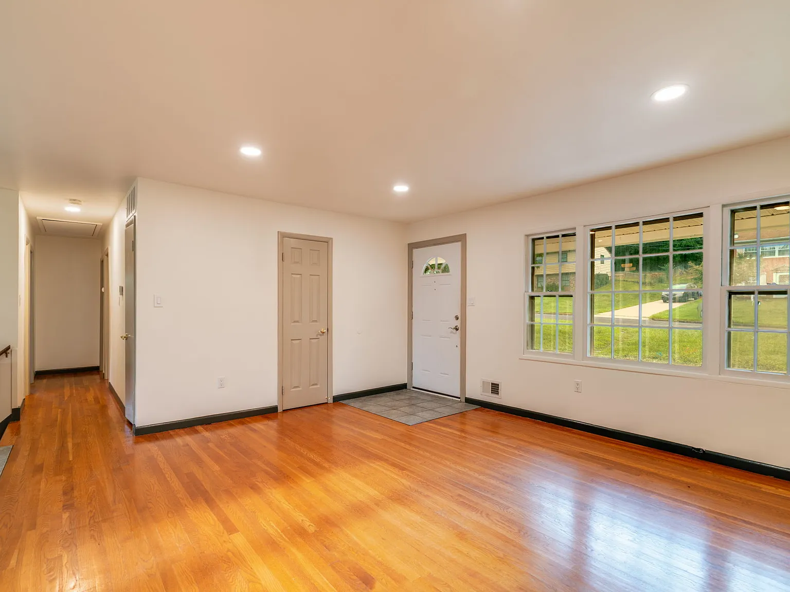 5 bed, 2100 sqft, $4,100 — Photo 3
