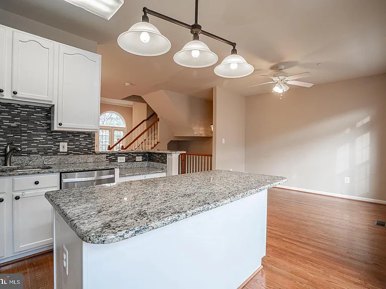 437 Clayton Ln — Photo 4