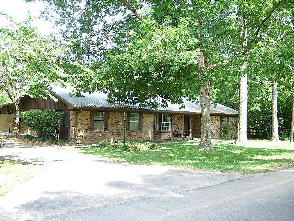 1st image of 215 Woods Ln
